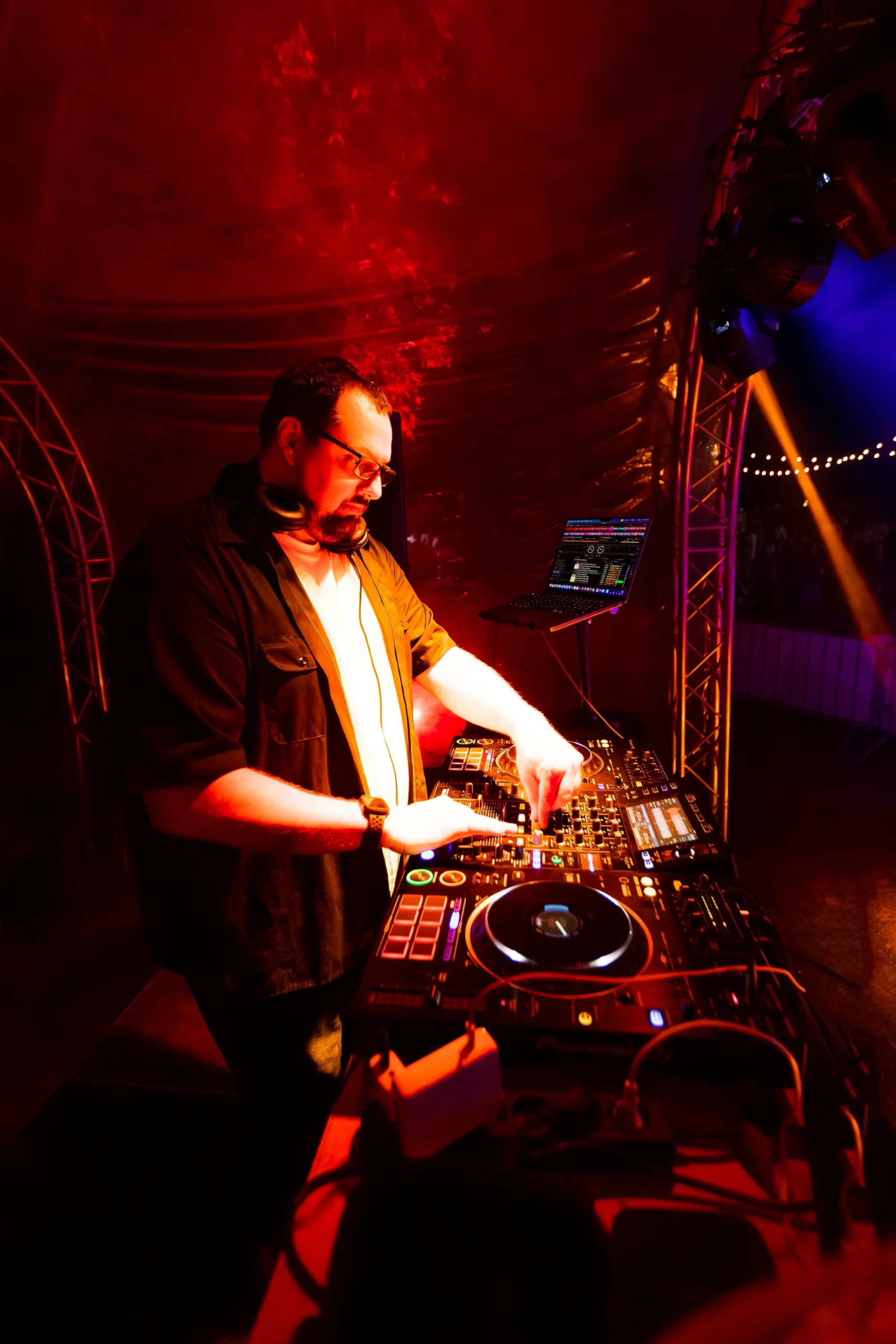 Atmospheric live set of DJ Teddy D with crowd silhouettes and stage lights